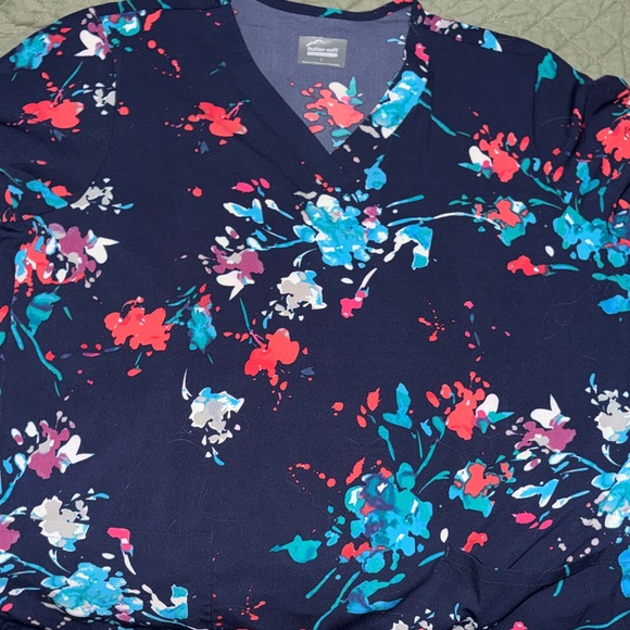 Colorful Patterned Scrub Tops - Bundle Size Large - Picture 11 of 12